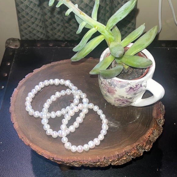 Natural Freshwater Pearl Stretch Bracelet - Picture 4 of 9